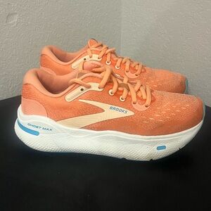 Women's Brooks Ghost Max size 6